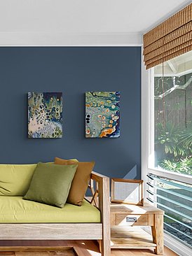 #Running Water and #Deepsea in a living-room Die zwei Bilder Deepsea und Running Water hängen in einem tropischen Wohnzimmer
